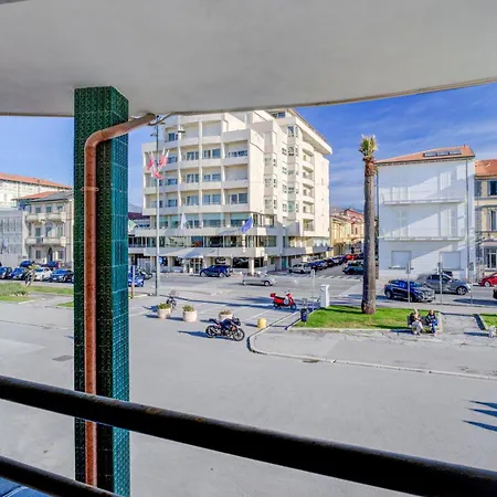 Intero Sul Mare Passeggiata Apartment *